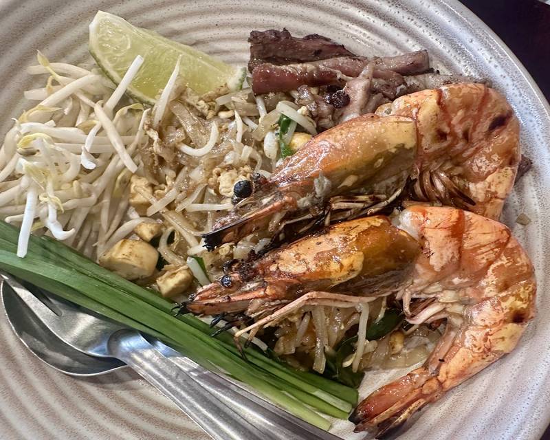 ผัดไทยกุ้งแม่น้ำเผาและเนื้อ พร้อมถั่วงอกและกุยช่าย