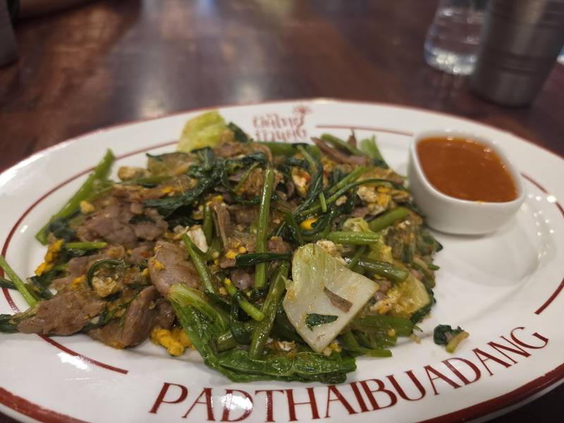 เส้นผัดกระทะกับผักบุ้งและเนื้อ พร้อมน้ำจิ้ม