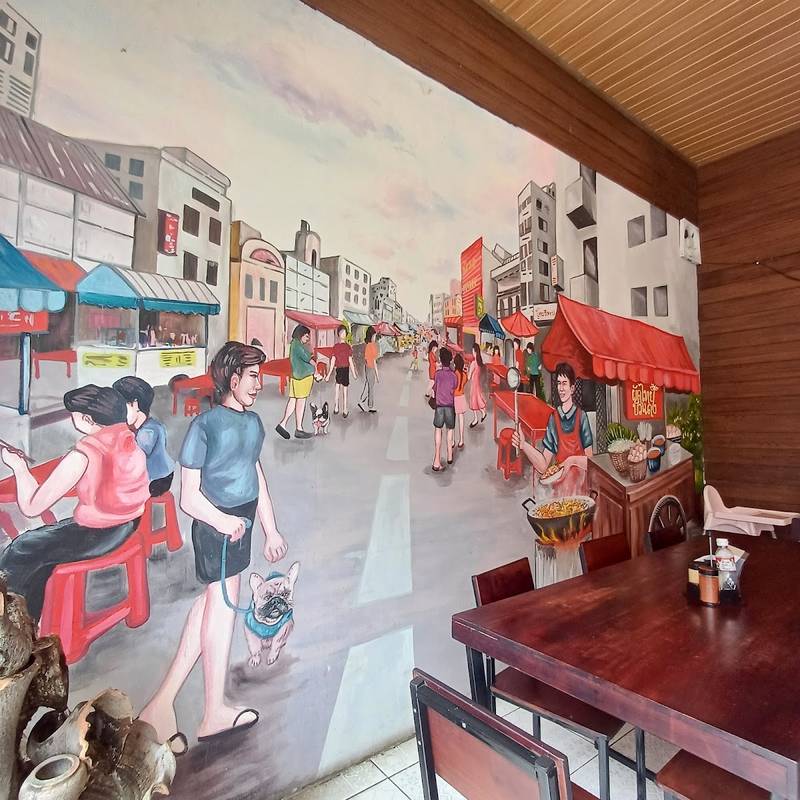 ภาพวาดบรรยากาศถนนบนผนังภายในร้าน