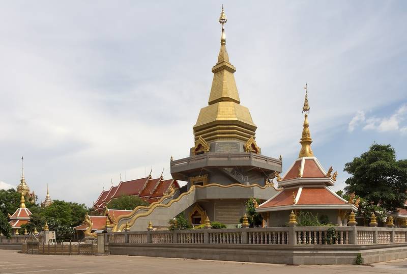 เจดีย์สีทองของวัดโพธิสมภรณ์ใต้ท้องฟ้าสีฟ้า